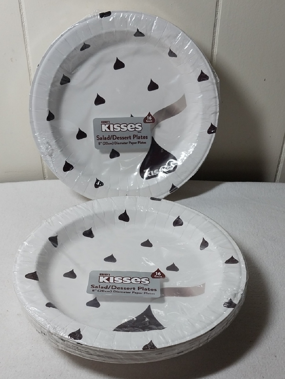 Hershey's Kisses 32 Disposable Party Plates Lot Of 2 16 Count Salad Dessert